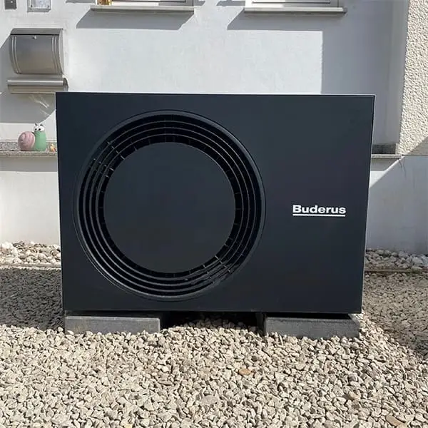 Moderne Buderus-Wärmepumpe an der Fassade eines Einfamilienhauses